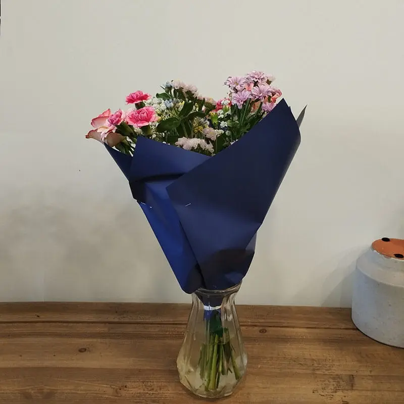 Fleuriste : bouquet Éclat Floral roses, gerberas, santinis, oeillets, statice - L'Artisan Floral Parisien, Fresnes