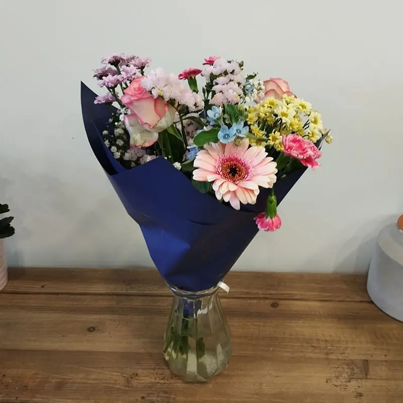 L'Artisan Floral Parisien, Fresnes : bouquet Éclat Floral roses, gerberas, santinis, oeillets, statice