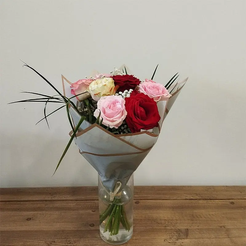 L'Artisan Floral Parisien, Fresnes : bouquet de 8 roses rouges, jaunes, roses