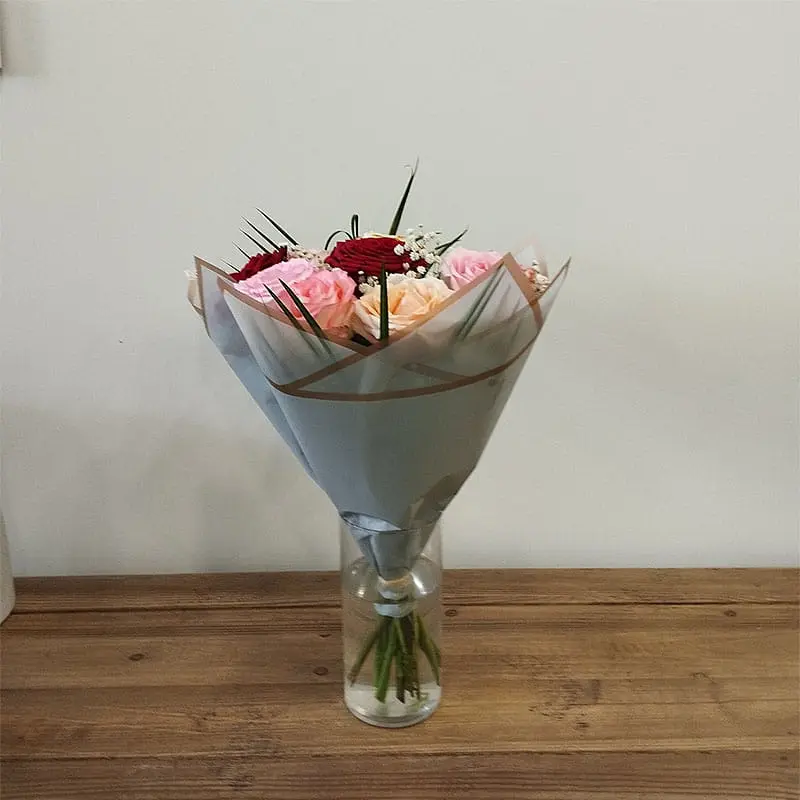 L'Artisan Floral Parisien, Fresnes : bouquet de roses rouges, jaunes, roses