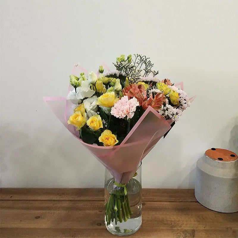 L'Artisan Floral Parisien, Fresnes : bouquet pastel de roses, d'alstroemères, d'œillets, de statice et de fleurs de saison