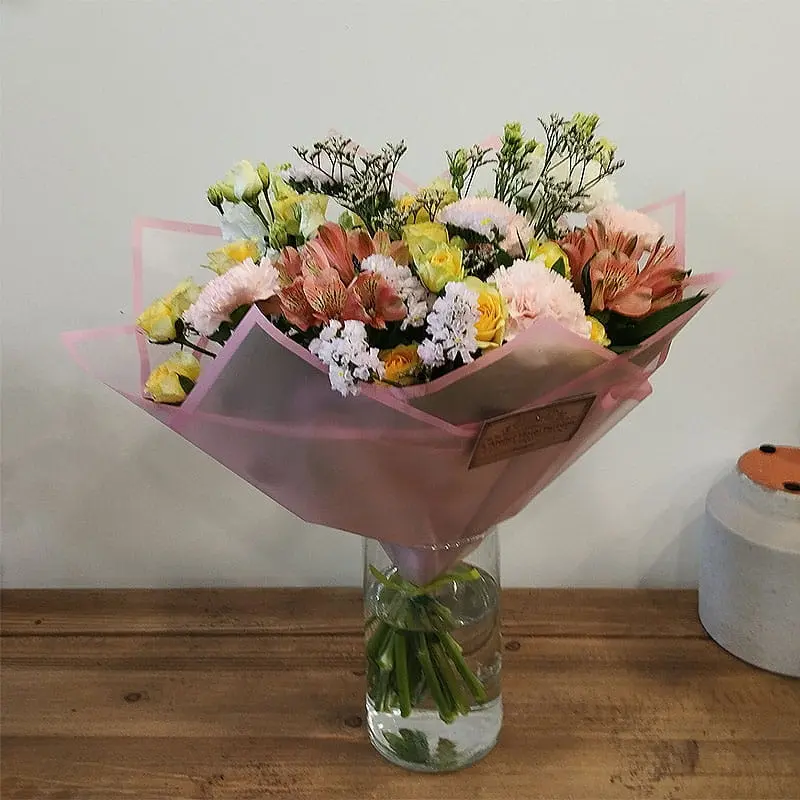 L'Artisan Floral Parisien, Fresnes - bouquet Coeur de Fleur : roses jaunes, d'alstroemères, d'œillets roses, de statice et de délicates fleurs de saison