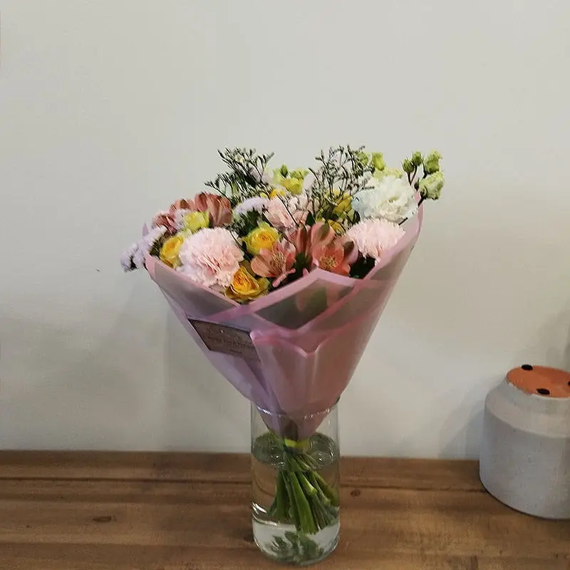 L'Artisan Floral Parisien, Fresnes : bouquet Coeur de Fleur composé de roses, d'alstroemères, d'œillets, de statice et de fleurs de saison