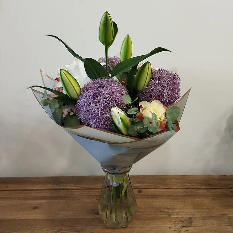 L'Artisan Floral Parisien, Fresnes : bouquet composé de lys blancs , d'alliums violets, de roses et de fleurs de saison