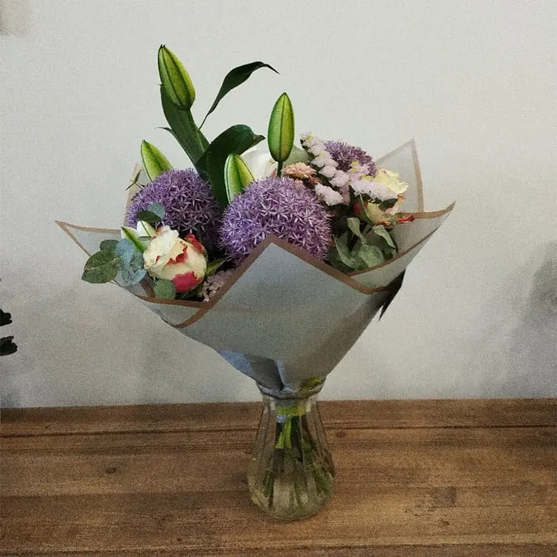 L'Artisan Floral Parisien, Fresnes : bouquet Perle Impériale composé de lys blancs , d'alliums violets, de roses et de fleurs de saison