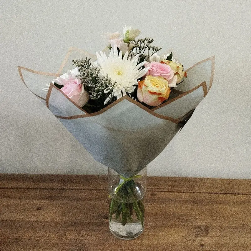 L'Artisan Floral Parisien, Fresnes : bouquet roses blanches et jaunes et chrysanthèmes blanches