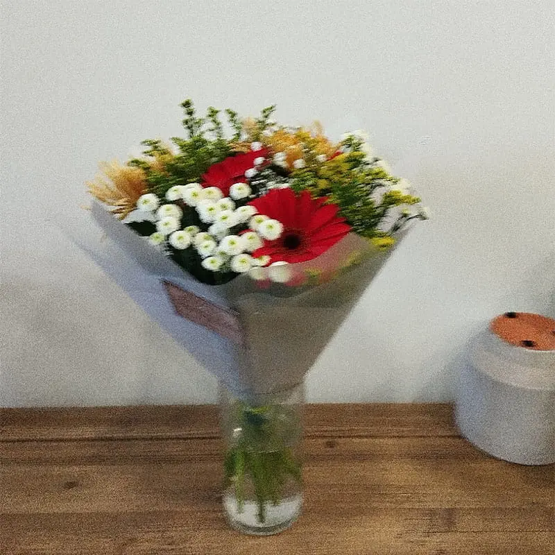 L'Artisan Floral Parisien, Fresnes : bouquet Soleil Passion, chrysanthèmes jaunes et blancs, gerberas rouges et des statice blancs.